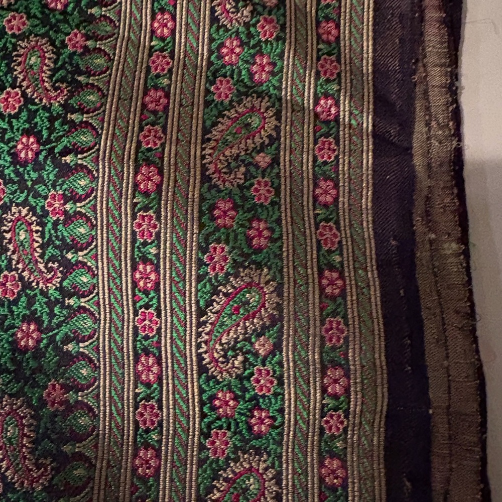 New Elegant timeless pure silk saree with woven silk thread paisley motives